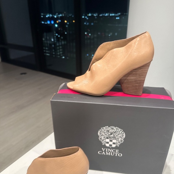 Vince Camuto Signature Camel Leather Peep-Toe Booties Size 8.5 - Picture 3 of 10